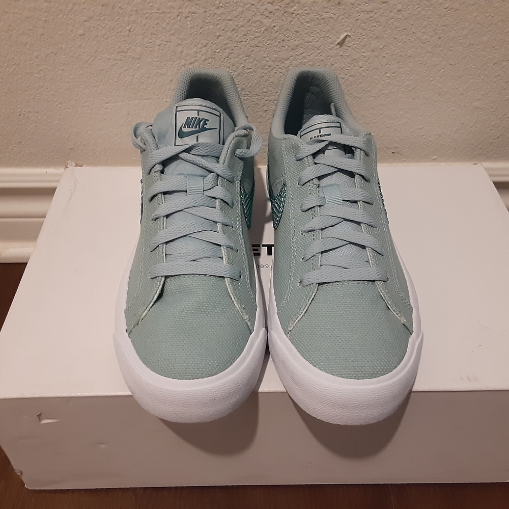 Nike - Picture 4 of 4